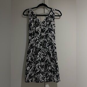 White House Black Market patterned above the knee bodycon dress